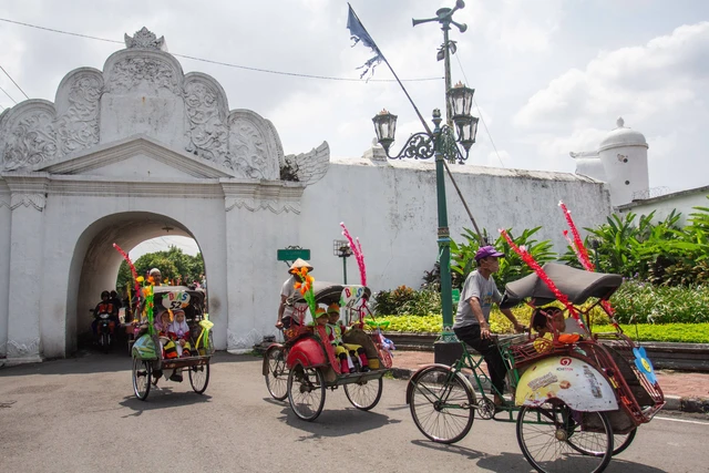 Becak Transportasi Tradisional Roda Tiga